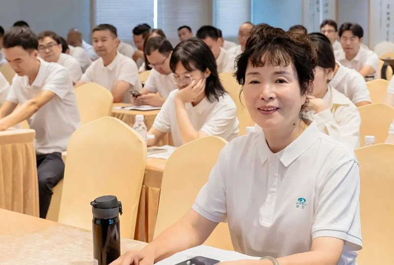 董事長(cháng)周芳女士